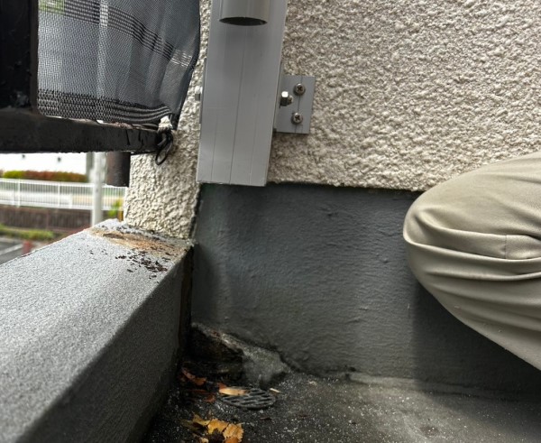 ベランダ屋根の柱をカット