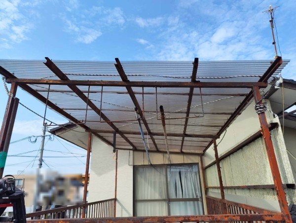 ルーフバルコニーの波板屋根を調査