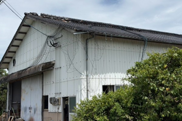 令和8年熊本地震で屋根の被害を受けた小屋