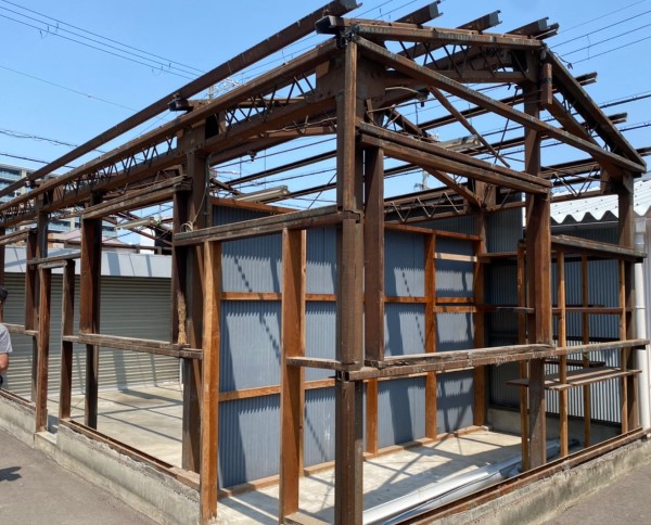 熊本市中央区で倉庫の小波トタン屋根・外壁を解体してスケルトンリフォームを行います