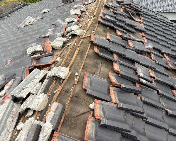 八代市で熊本地震により被災した瓦屋根　棟瓦周辺がバラバラに崩落