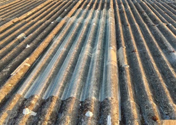 割れた波型スレートをバンポーライトで補修