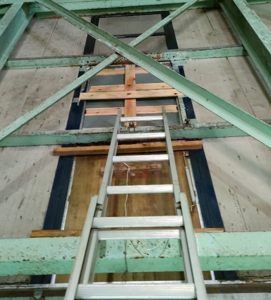 割れた高所窓にアルミ複合板を取り付けて補修