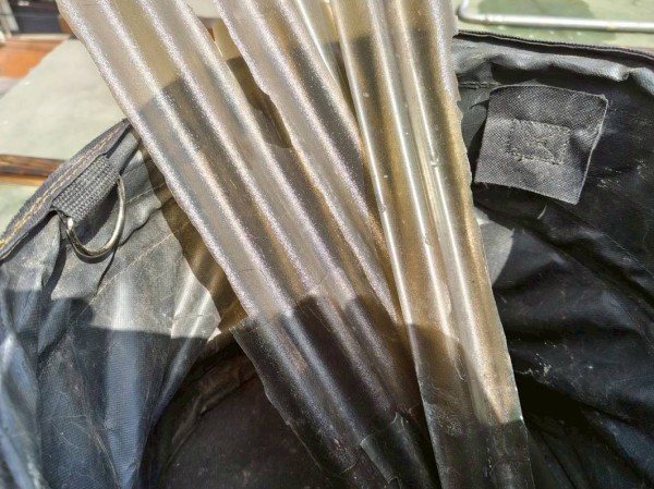 劣化が進行して撤去の際に割れた塩ビ製波板