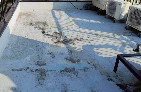 古い防水層が残った状態