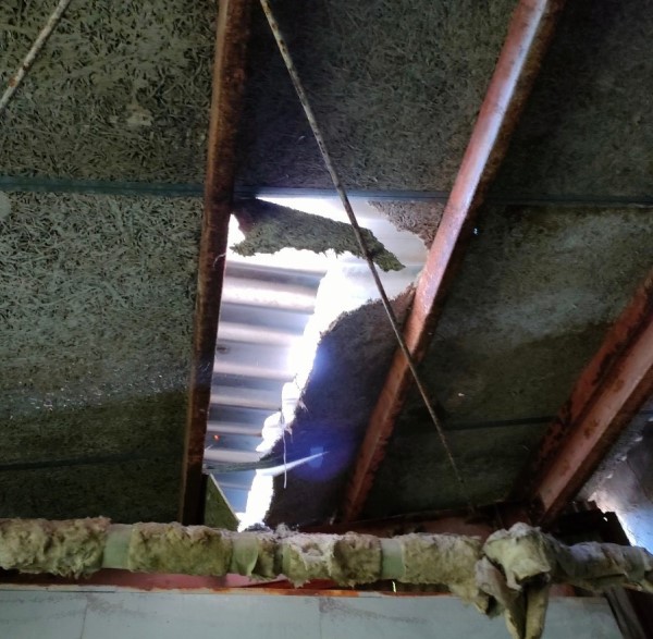 台風被害で割れた工場の天井