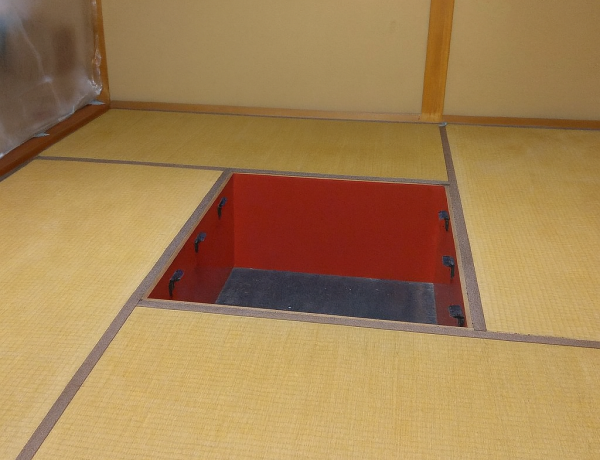 和室の掘りごたつ付きの部屋に、経年劣化している畳