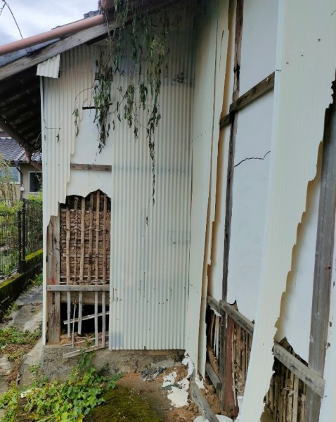土壁外壁が剥がれた住宅