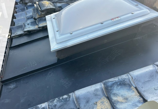 土葺き瓦屋根の一部をガルバリウム鋼板屋根に葺き替え