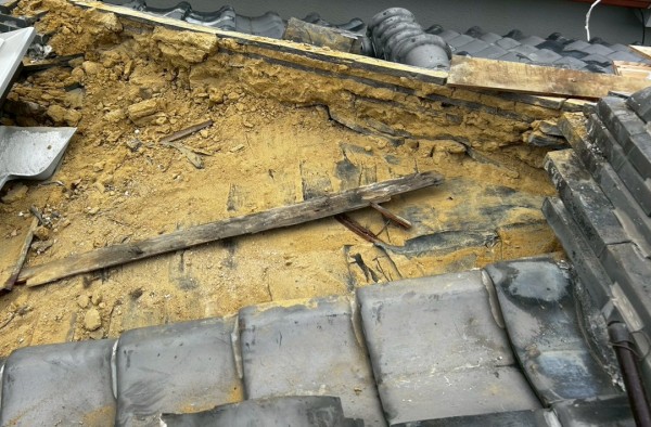 土葺き瓦屋根の一部解体の様子