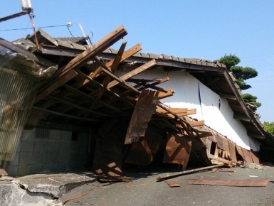 地震で倒壊した住宅