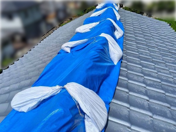 地震で倒壊した棟瓦のブルーシート掛け