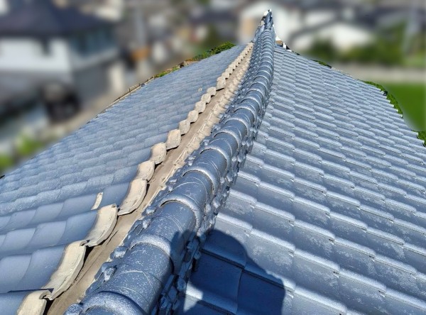 地震で大きく歪んだ棟瓦