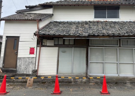 地震で瓦屋根が崩壊しているため、周辺にコーンを置いて近づかないように対策