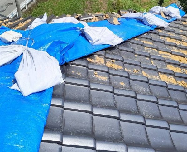 地震で被災した隅棟　ブルーシートで養生後