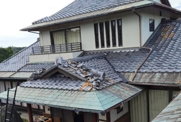 地震の被害を受けた瓦屋根住宅