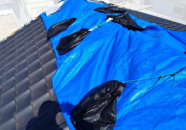 地震被害を受けた瓦屋根をブルーシート養生　棟瓦