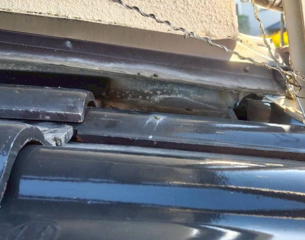 壁際の水切り板金の下に隙間