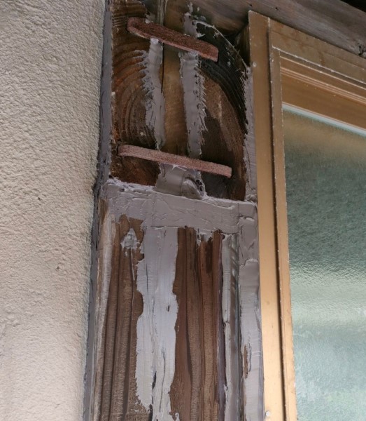外壁柱の隙間にコーキングを打って雨漏り修理