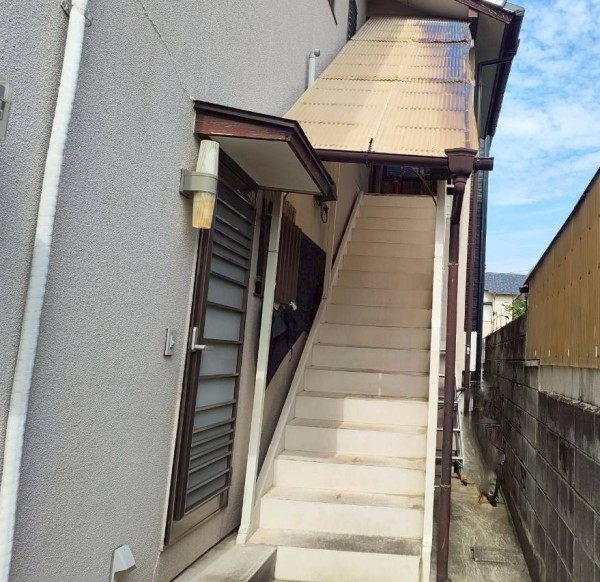 玉名郡玉東町で外階段の波板屋根が変色｜ポリカへ張替え提案