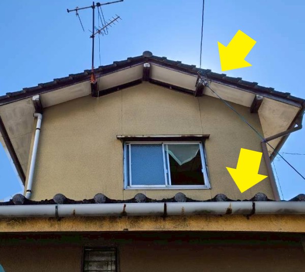 大屋根と下屋に瓦が使用されている