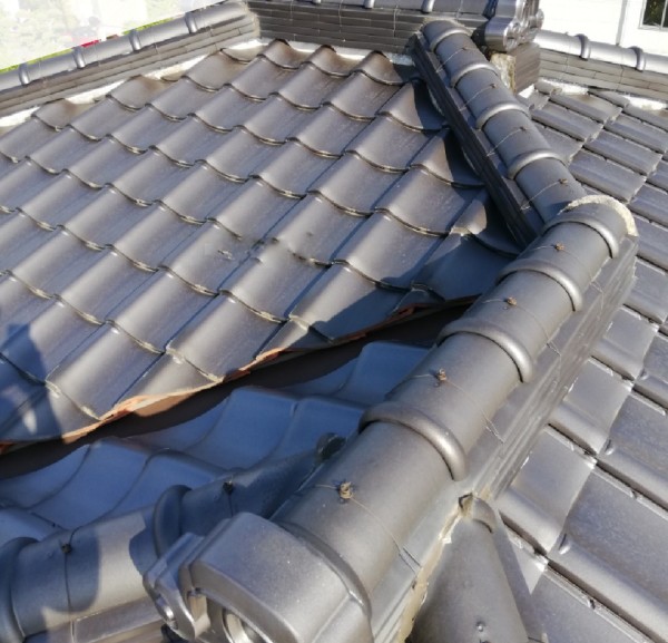 大屋根の瓦屋根の状態は良好