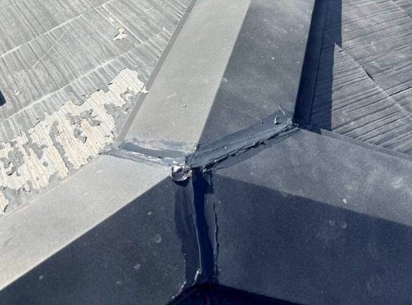 大棟と隅棟の取り合いはコーキングで防水しています