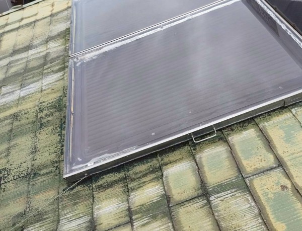 太陽熱温水器から漏水してスレートが変色している