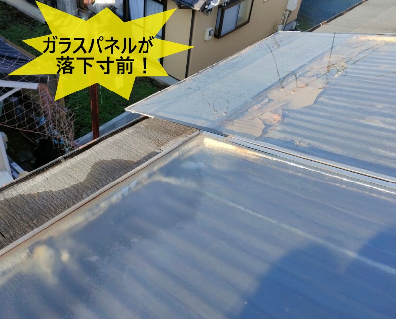 太陽熱温水器のガラスパネルが落下寸前状態