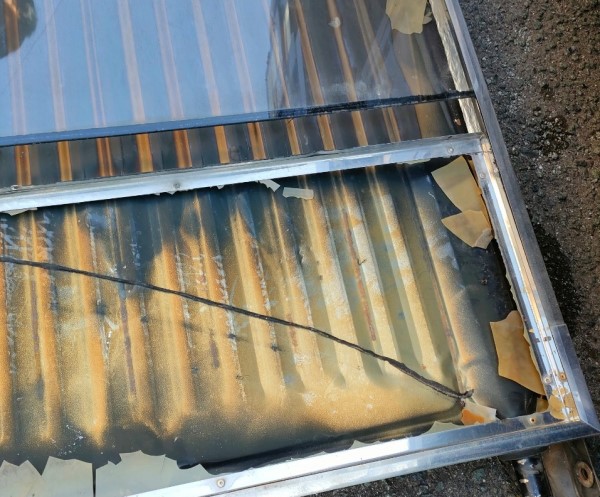 太陽熱温水器のパネルが破損している