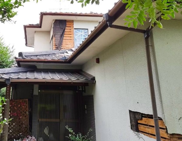 宇城市で熊本地震により外壁や屋根に被害を受けた住宅