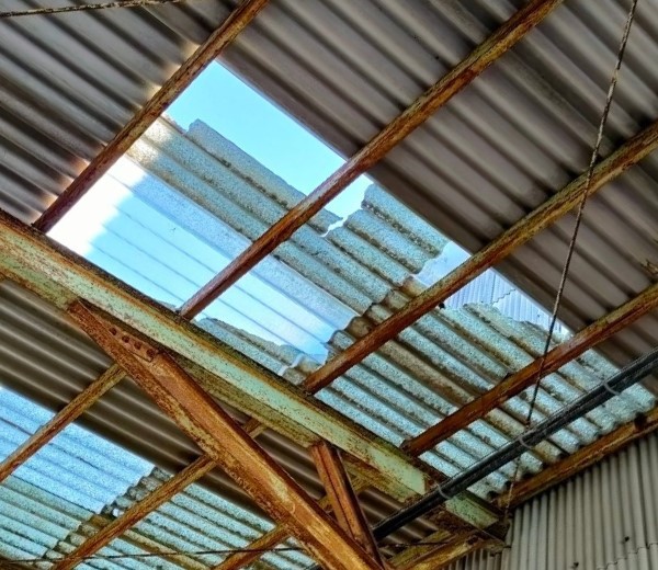 宇城市の工場で波型スレートの庇屋根が破損