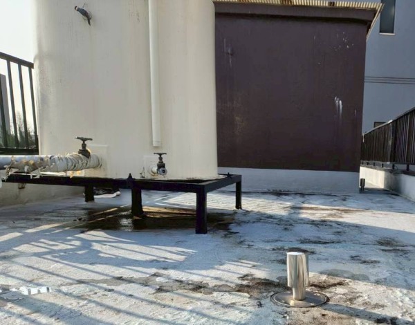 屋上の貯水タンク撤去前