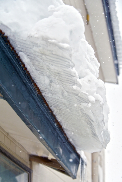 屋根に積雪して落雪しそうな状態
