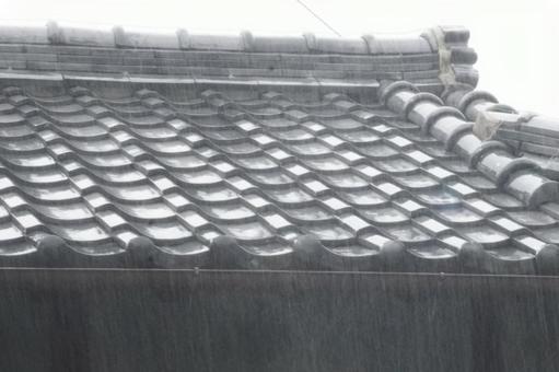 屋根に降り注ぐ大雨