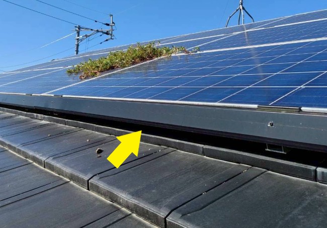 屋根のソーラーパネル下を確認します