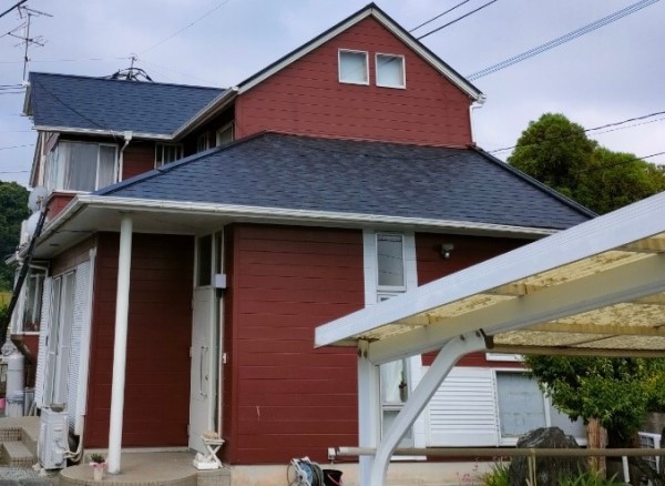 屋根塗装を検討中の住宅