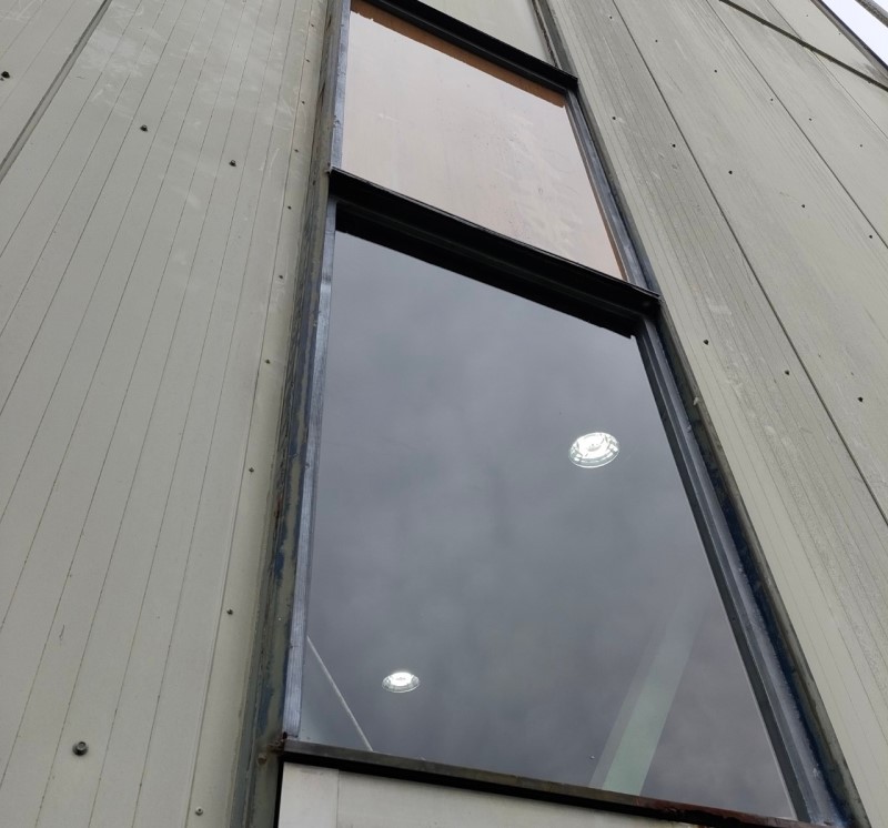 宇城市の工場にて窓ガラス交換工事｜錆びが進行した庇（ひさし）の板金もアルミ複合板で補修しました
