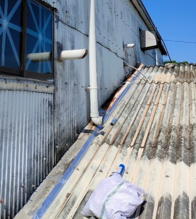 宇城市にて雨漏りした工場の折板屋根と波型スレートに雨漏り補修
