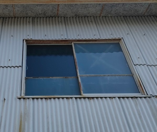 工場窓ガラスを網入りガラスに交換完了