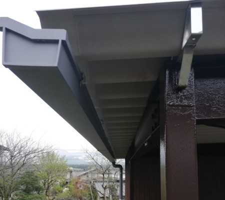 折板屋根の雨樋交換