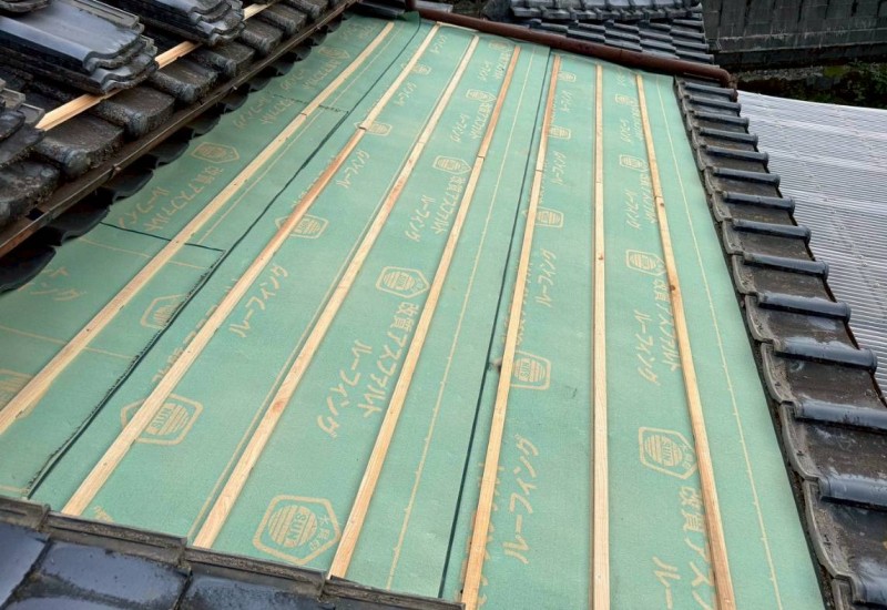 【熊本市東区】瓦屋根の雨漏り修理｜棟と下屋の一部葺き直しで破れたルーフィングを改修