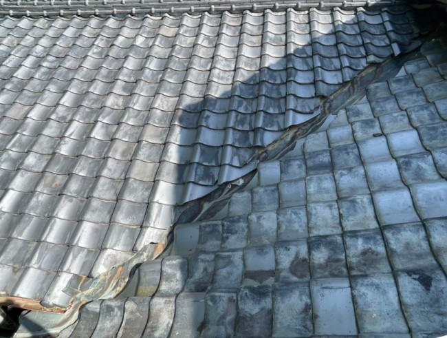 既存の谷板金を撤去します