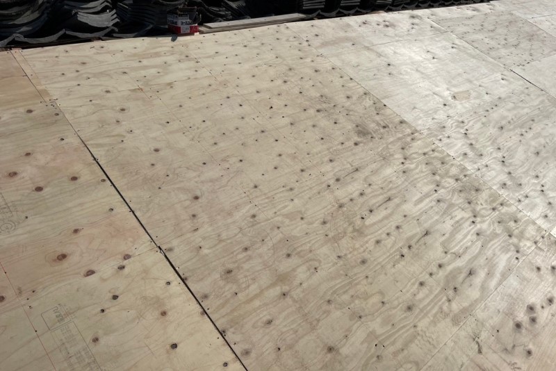 熊本市北区にて腐食して穴が開いた屋根下地の張り替え工事｜垂木や野地板は屋根材を支える重要な層です