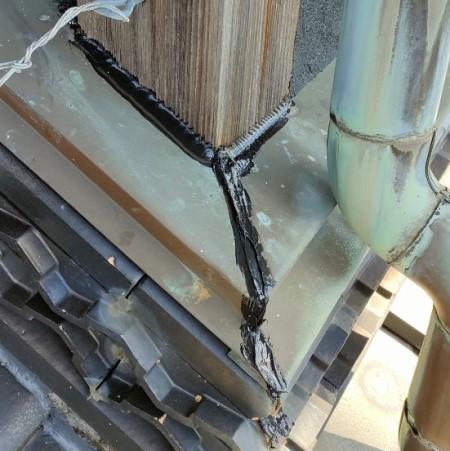 水切り板金の隙間をコーキング材で補修