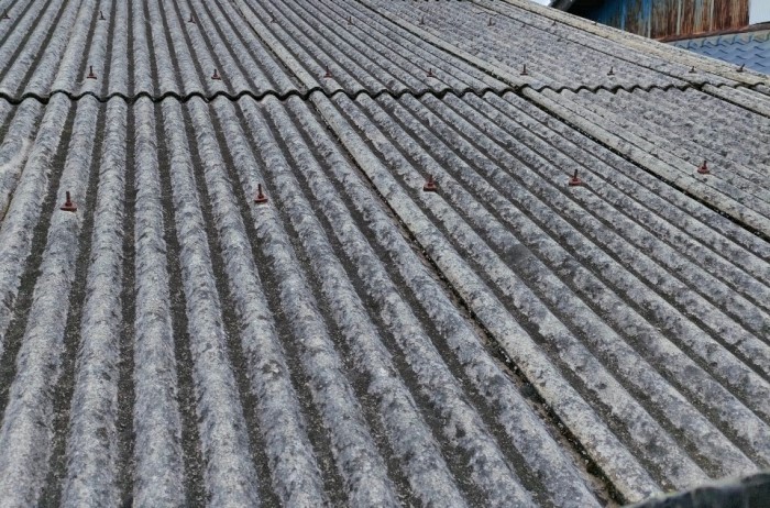波型スレート屋根が汚れている