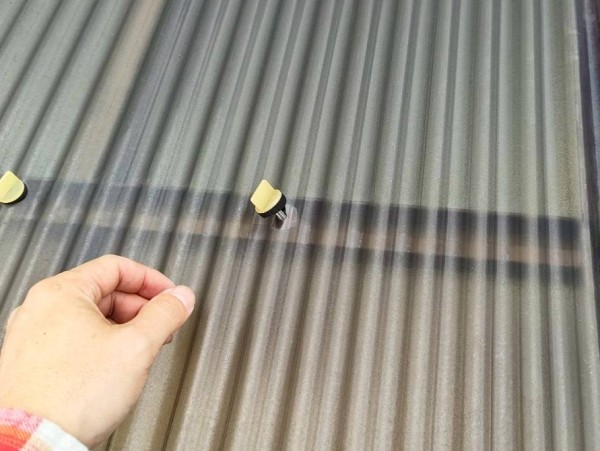 波板のフックが外れかけている