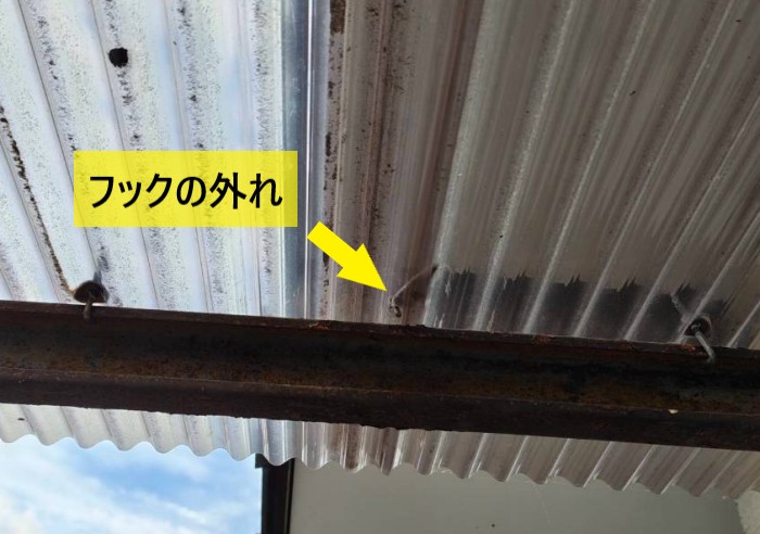 波板のフックが外れている