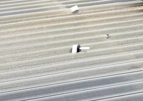 波板を引っ掛けて固定するフックが割れている