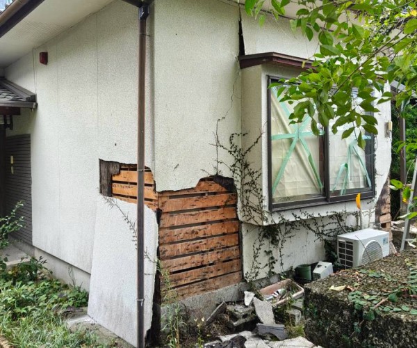 熊本地震で剥がれたモルタル外壁　ラス板が見えている